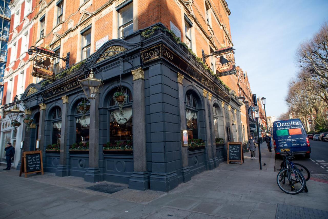 Blackbird London Bagian luar foto