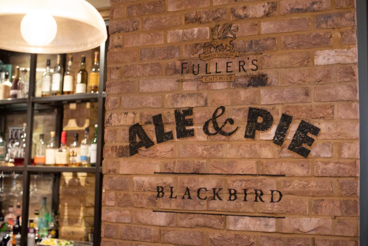 Blackbird London Bagian luar foto